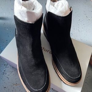 Me Too Leather Upper Shoes 8M Brand New Without Tags and Box